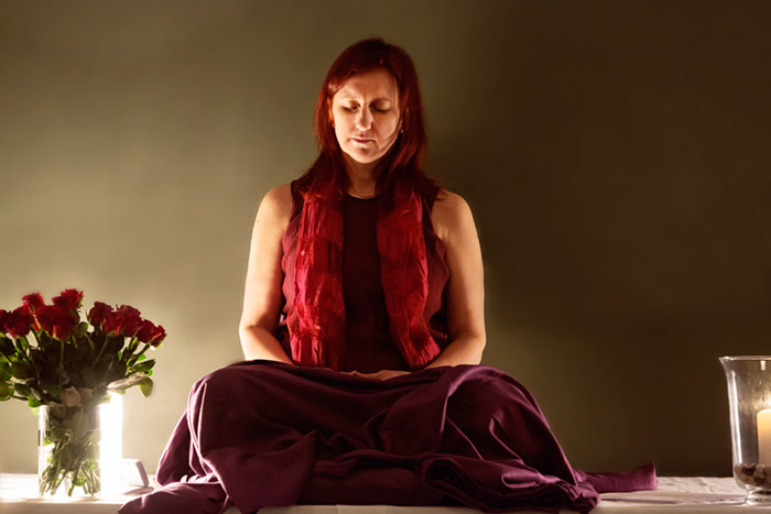 Passet börjar med en liten stunds stillasittande, tyst meditation.