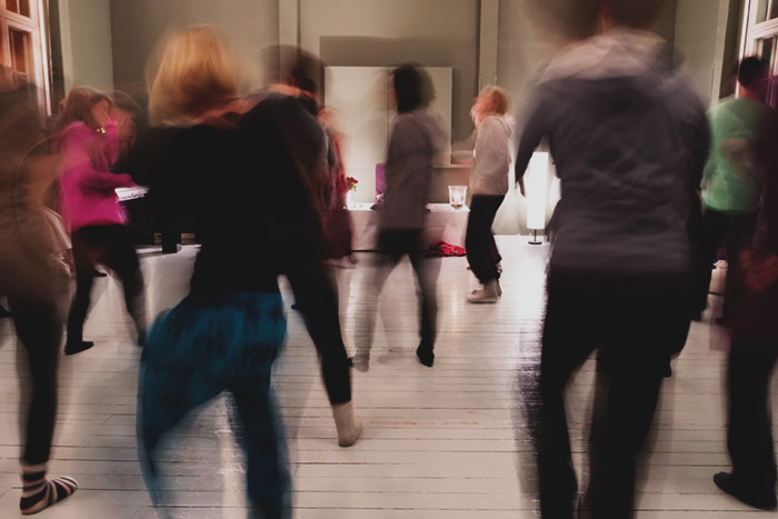 Därefter börjar den fria dansen där vi inspireras vi av de fyra olika elementen. Vi börjar med jordelementet.