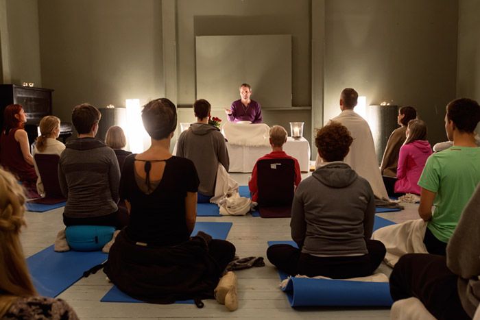 Vi förbereder oss inför den tysta, stillasittande meditationen, Vipassana. Vi sätter oss i meditationsställning, sluter ögonen och vänder blicken inåt.