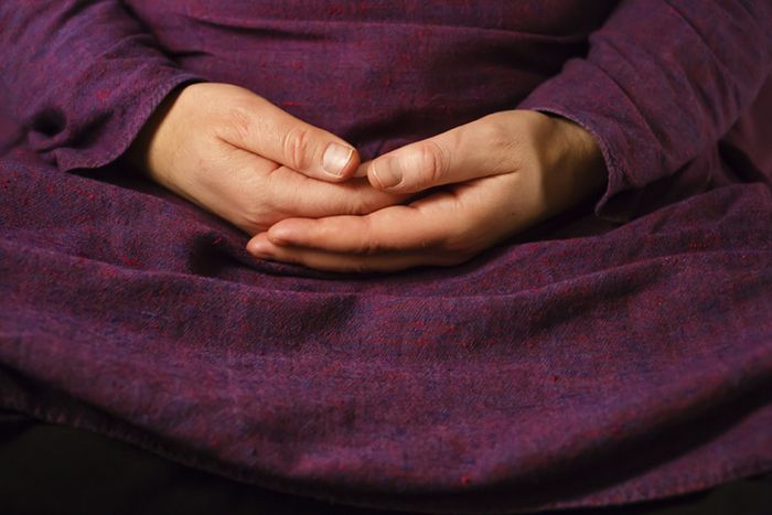 Sedan sätter vi oss återigen i meditationsställning för ytterligare en stunds stillasittande, tyst meditation.